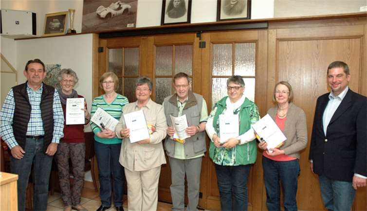 Auch für 10-jährige Mitgliedschaft wurden Mitglieder mit Urkunden und Ehrennadeln geehrt.UM