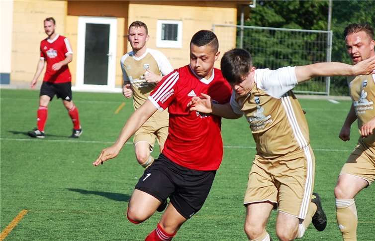 Auch für Artur Dschuasbaev gab es gegen die Defensive des FC Inter Sinzig (re. Albert Buhler, in der Mitte Jannis Poppe) kein Durchkommen. Fotos: SK