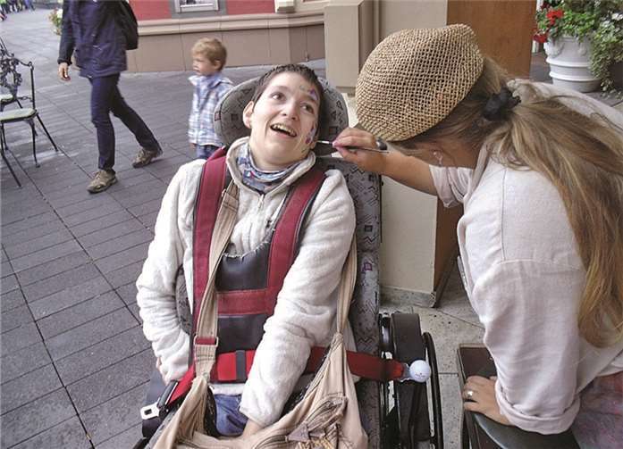 Auch für Rollstuhlfahrer gab es Angebote wie zum Beispiel Gesichtsschminken.privat