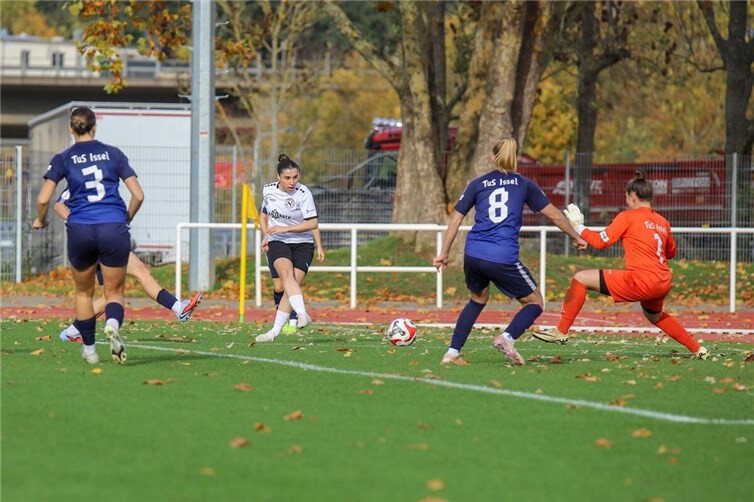 Auch für Yaren Sürül war das Tor des TuS Issel wie vernagelt. Foto: Guido Kölzer