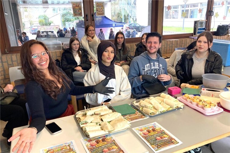 Auch für das leibliche Wohl war bei der Ausbildungsmesse gut gesorgt. An zahlreichen Ständen warteten beliebte Leckereien.