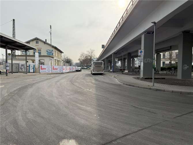 Auch für den Bahnhofsvorplatz sieht der Ortsbeirat Verbesserungen für mehr Sicherheit der Schüler und Pendler.  Foto: Reiner Friedsam