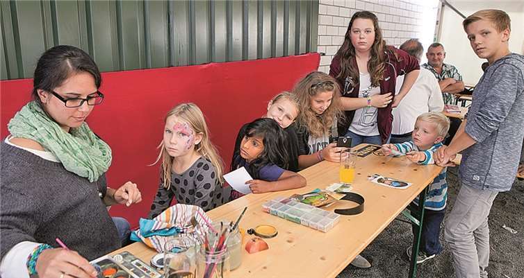 Auch für den Nachwuchs war bei der Scheunenkirmes in Ließem gesorgt, wie hier beim Kinderschminken. Jost