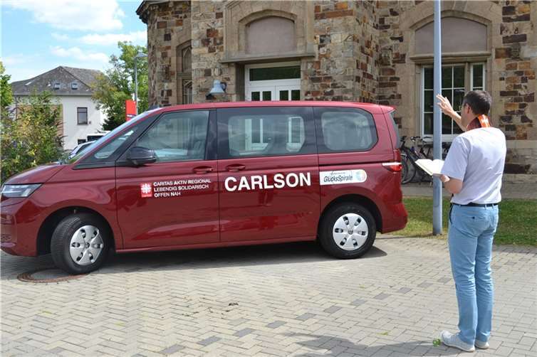 Auch für die Caritas-Mitarbeiterinnen war die Einsegnung ihres neuen Beratungsbusses ein besonderer Moment. Foto: E.T. Müller