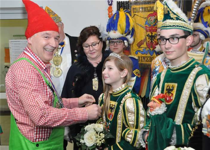 Auch für die Kinderprinzen Cedric I. und Kinderprinzessin Lena I.gab es Geschenke in Form des „BLICK aktuell“-Ordens überreicht von Peter Krupp.