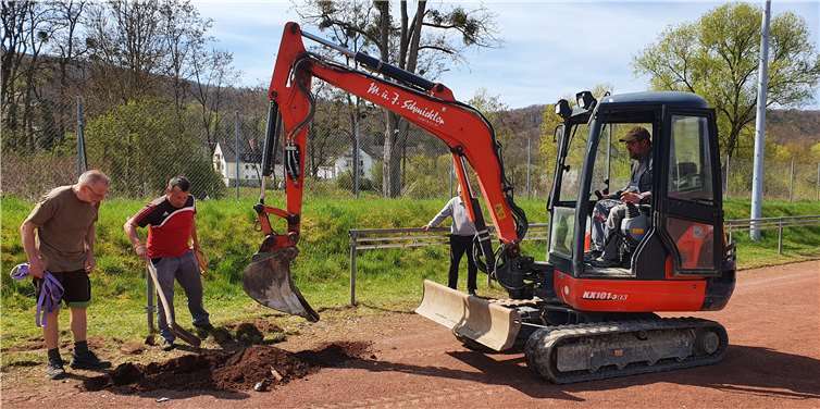 Auch für die Vorarbeiten zum Umbau in einen Kunstrasenplatz stehen die Helfer der SCB-Familie stets parat. Foto: Lutz Baumann