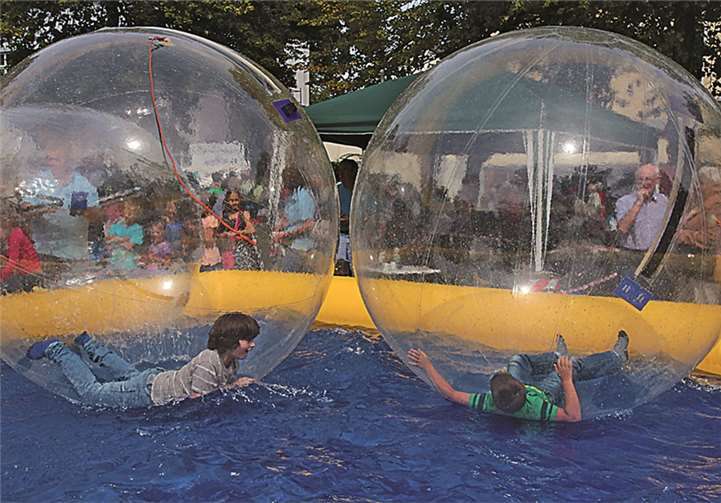 Auch für die kleinen Besucher des Altstadtfestes gab es viele Attraktionen wie zu Beispiel die Waterbubbles.
