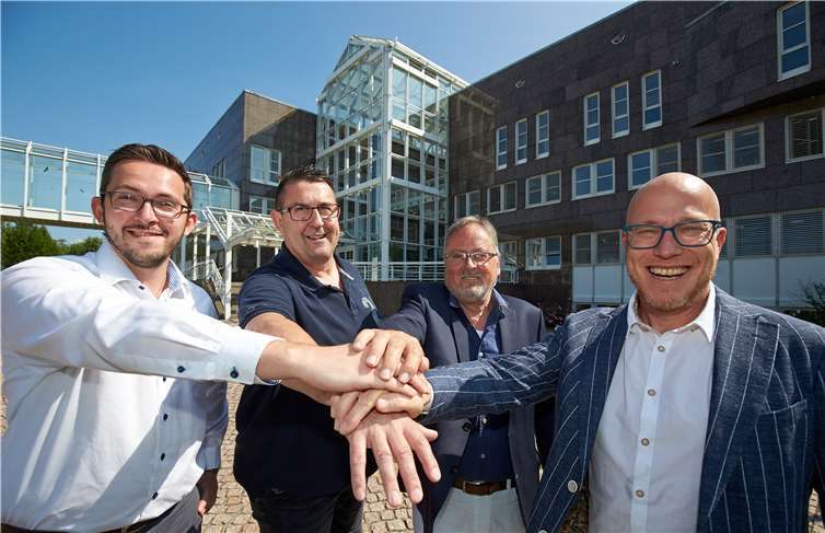 Auch für die nächsten drei Jahre bilden HVR und evm ein Team. Hier vertreten durch (v.l.) Florian Linkenbach, Sponsoring-Beauftragter der evm, HVR-Geschäftsführer Hermann-Josef Häring, HVR- Präsident Josef Schmitz und evm-Unternehmenssprecher Christian Schröder. evm/Frey