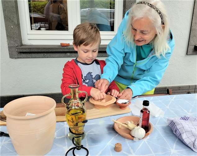 Auch für kleinen Gäste des Stadtmuseums war die Herstellung von römischem „Moretum“ mit authentischen Gerätschaften ein großes Vergnügen.  Foto: Dr. Seebert