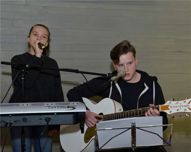 Auch für musikalische Unterhaltung war bestens gesorgt: Die jungen Sänger Anna Theisen und Malte Grimm trafen auf ein begeistertes Publikum.