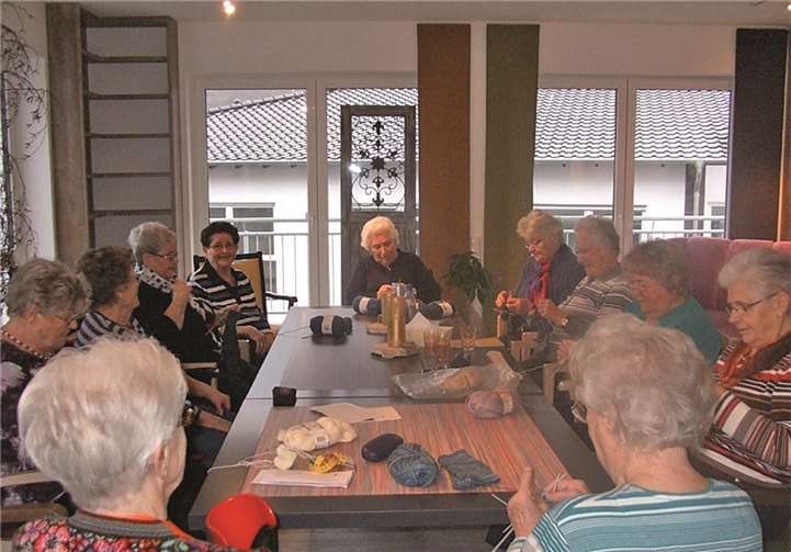 Auch für nette Gespräche blieb während der Strickrunde genügend Zeit.privat