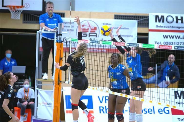 Auch gegen die Gegnerinnen aus Bayern soll die „Blaue Wand“, hier mit Sarah Kamarah und Amanda Brown im Block, die Angriffe entschärfen. Foto Eckhard Schwabe