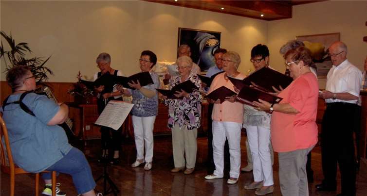 Auch gesangliche Einlagen fehlten beim Kirmesspätschoppen nicht. Fotos: privat