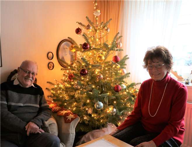 Auch heute sitzen Gisela und Karl-Heinz Korden noch im selben Raum am Baum in dem sie auch ihre Verlobung gefeiert haben.