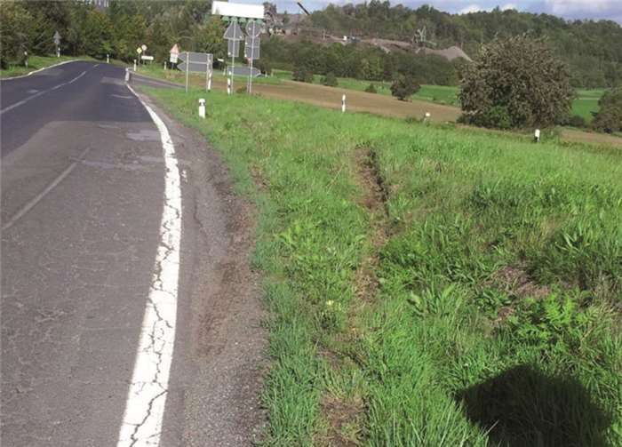 Auch hier ist im unmittelbaren Gefahrenbereich, wie es die Reifenspuren im Gras ganz deutlich zeigen, jemand von der Fahrbahn abgekommen und im Hintergrund gut zu erkennen, ein Leitpfosten, der umgefahren wurde.