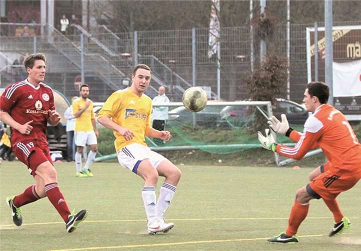 Auch hier kam Rot-Weiß Angreifer Jan Hawel gegen Emmelshausens Keeper Lukas Will zu spät. Am Ende siegten die Gäste aus dem Hunsrück knapp mit 3:2 am Oberwerth. -TH-