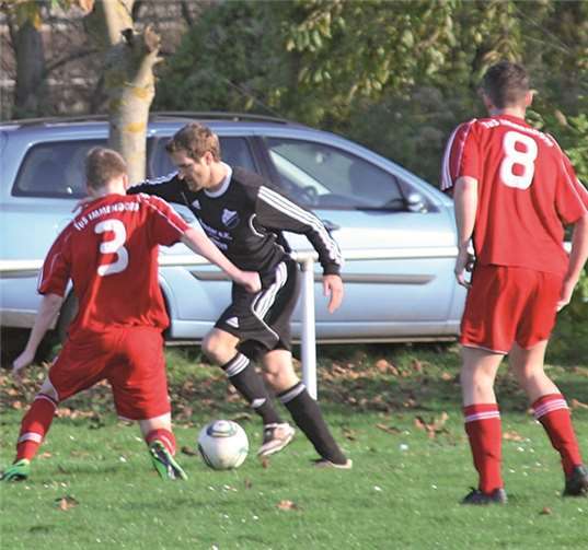 Auch hier kann sich der Angreifer des SV Niederwerth (schwarzes Trikot) nicht gegen die Immendorfer Abwehr durchsetzen. Die Schängel siegen am Ende knapp mit 2:1 und überrunden damit die Insulaner in der Tabelle. TH