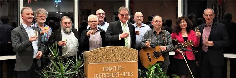 Auch hier sind die Gläser aller Mitwirkenden nicht halb leer, sondern gut gefüllt.Privat