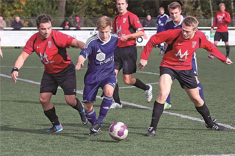 Auch hier stand die Puderbacher Abwehr (rotes Trikot) gut und ließ keine Malberger Stürmer gefährlich werden. WT