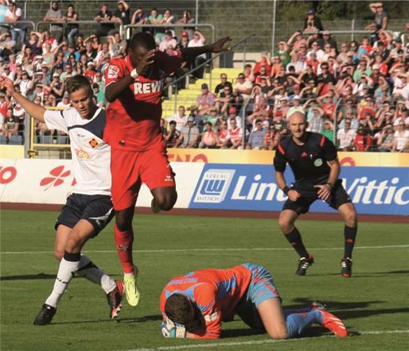 Auch hier war Fabrice Vollborn vor Anthony Ujah am Ball und sicherte den Schängel das 0:0.TH