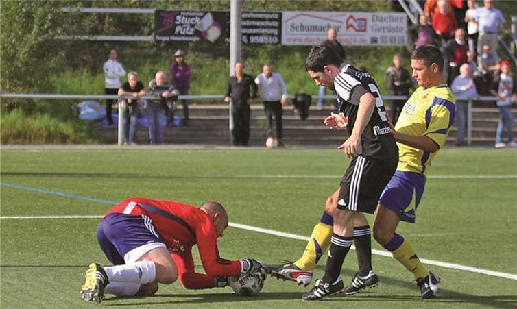 Auch hier war der Mendiger Torhüter Thorsten Bolz wieder einmal schneller. Am Ende siegten die Gastgeber sicher mit 2:0 über die Reserve der TuS Koblenz, die damit auch ihre erste Saisonniederlage kassierte.privat