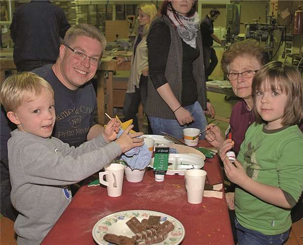 Auch hier waren alle mit Eifer bei der Sache. Papa, die Kinder und auch Oma waren von der Aktion begeistert und sind schon seit drei Jahren immer mit dabei.