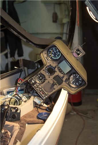 Auch hinter dem Armaturenbrett werden Anschlüsse kontrolliert.