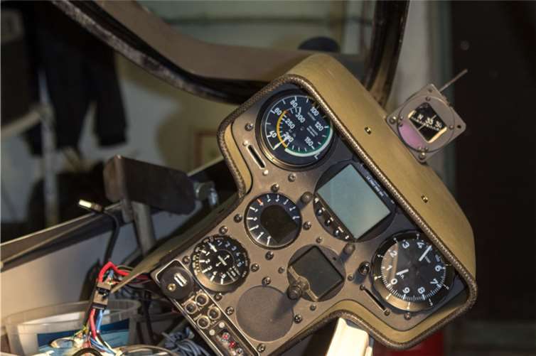 Auch hinter dem Armaturenbrett werden Anschlüsse kontrolliert.H.G. Hamann