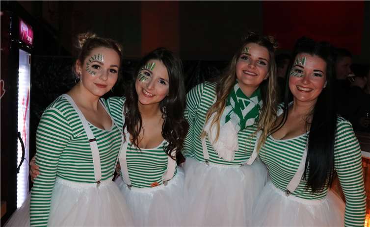 Auch hinter die Theke hatten die Mitglieder der Dorfjugend eine Menge Spaß bei ihrer Feier.Fotos: UP