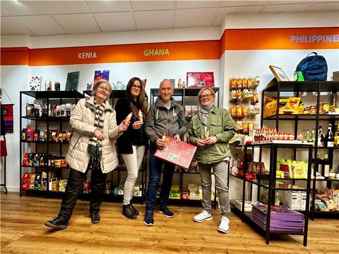 Auch im Andernacher Weltladen finden sich viele fair gehandelte Süßigkeiten (vlnr: Jutta Reinhard-Melzer, Mona Maar, Hans-Georg Hansen, Sabine Hoffmann). Foto: privat