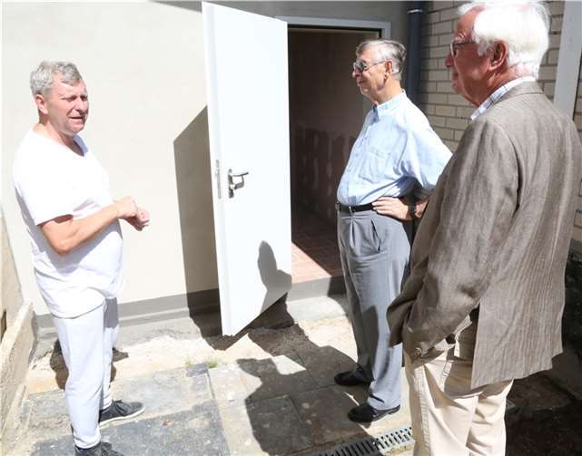 Auch im Außenbereich musste viel saniert werden, wie Geschäftsführer Michael Hilbig hier Joachim Krüger und Manfred Weizbauer vom Lions-Club erläuterte.