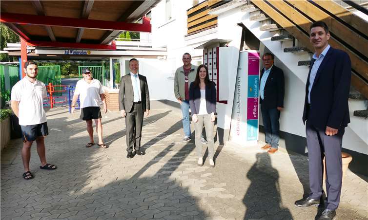 Auch im Freibad Pellenz gibt es eine eBike-Ladestation. Sie nahmen die Inbetriebnahme vor: (v. r.) Fabian Vocktmann, Kommunalmanager bei innogy Westenergie; Klaus Bell, Bürgermeister der Verbandsgemeinde Pellenz; Daniela Hillesheim, Schwimmbadsachbearbeiterin; Peter Wilkes, Bürgermeister in Plaidt; Oliver Fender, Büroleiter Verbandsgemeindeverwaltung Pellenz; Frank von Schmidt und Lukas Mohr vom Freibad Pellenz. Foto: innogy Westenergie GmbH