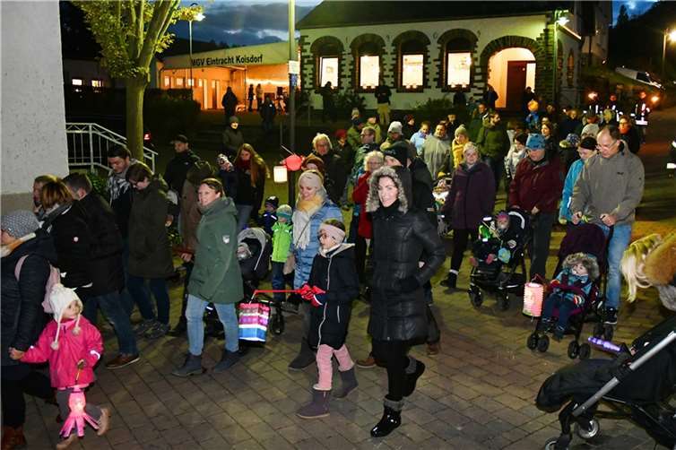Auch im Höhenort Koisdorf zogen Samstag wieder zahlreiche Kinder in Begleitung ihrer Eltern mit bunten Fackeln durch die Straßen.