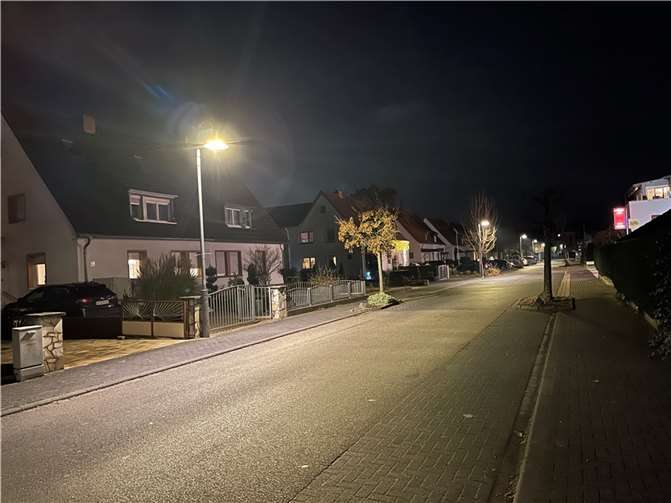 Auch im „Hofacker“ leuchten nun Straßenlampen mit moderner LED-Technik.  Quelle: Ortsgemeinde Urmitz
