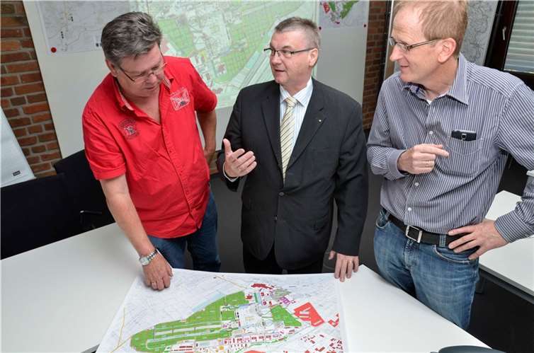 Auch im Kreishaus ist ein Raum vorbereitet, in dem im Fall der Fälle der Verwaltungsstab zusammenkommt. (v.l.n.r.): Ingolf Ulmen, Landrat Dr. Alexander Saftig und Kreisfeuerwehrinspekteur Rainer Nell tauschen sich über die vorbereiteten Szenarien aus.