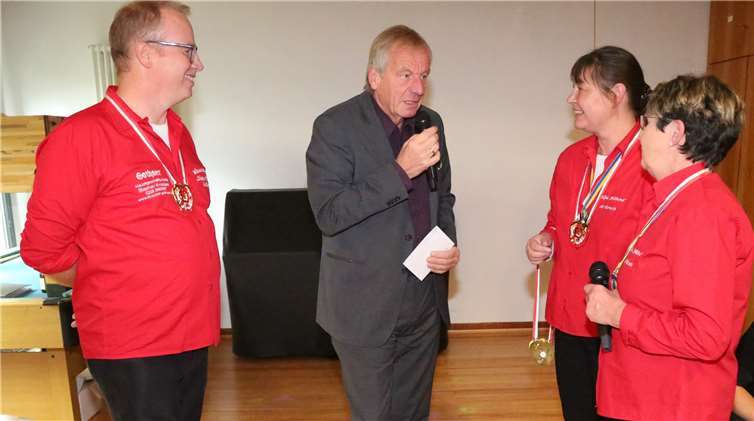 Auch im Namen seiner Kollegen gratulierte OrtsvorsteherFerdi Koll den Möhnen zum 70-jährigen Jubiläum