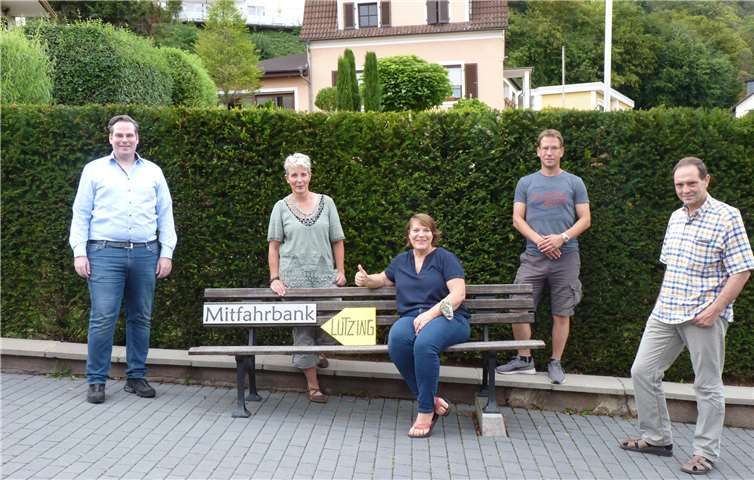 Auch im Ortsteil Brohl steht eine Mitfahrbank. (v.l.) Bürgermeister Dr. Frank Gondert, Cornelia Himpfen-Harbott, Iris Ulmen, Torsten Kurtz, Paul Delfs.