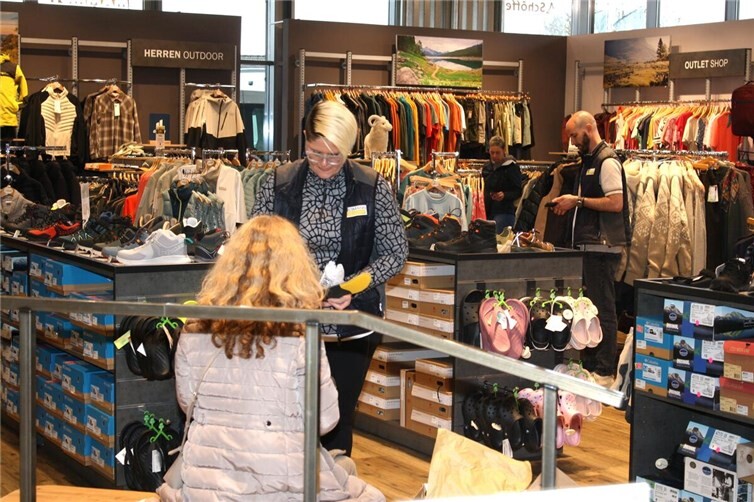 Auch im Outdoor-Shop gab es erneut zahlreiche Neuigkeiten zu entdecken, für die „Niesmann-Caravaning“ oftmals willkommene Rabatte gewährte.