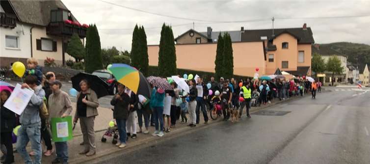 Auch im Regen haben sich weit über 150 Bürger für den Spaziergang versammelt. Privat