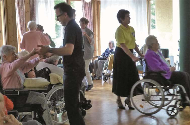 Auch im Rollstuhl kann man tanzen. Das wird beim Tanzcafé im Johanniter-Alten-Pflegeheim Sinzig mehr als deutlich.  privat