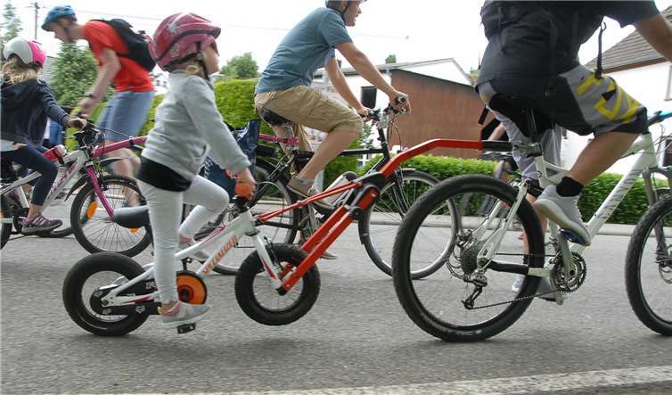 Auch im Schlepptau von Papa ließ sichdie Fahrt durchs Sayntal herrlich genießen.
