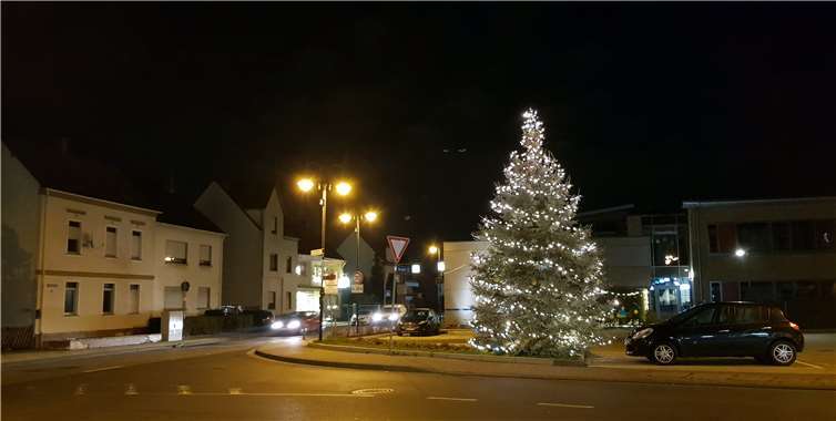 Auch im Stadtteil Kärlich befindet sich vor der Grundschule Christophorus ein sehenswerter Weihnachtsbaum.