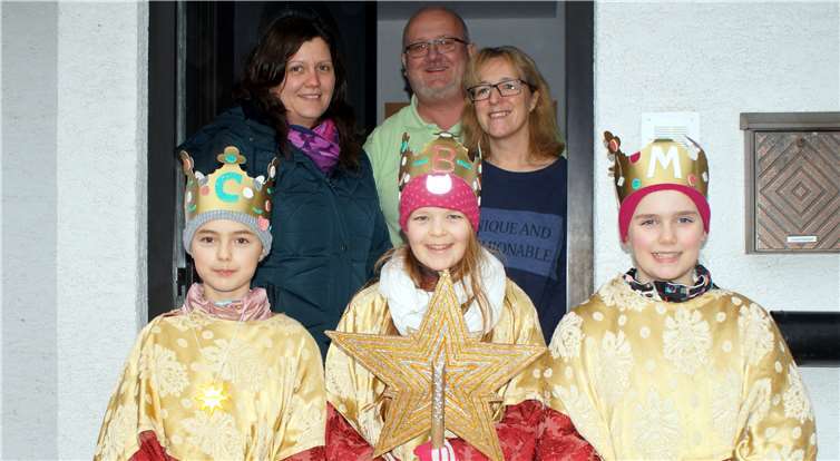Auch im Stadtteil Kärlich zogen die Sternsinger von Haus zu Haus. Das EhepaarMartina Auer-Bengel und Bernd Bengel empfing die Gäste besonders freundlich.
