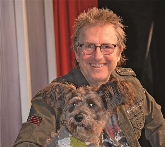 „Vom Container ins kleine Theater“ Auch im Theater sind die Hunde dabei, die bühnenerfahren sind.