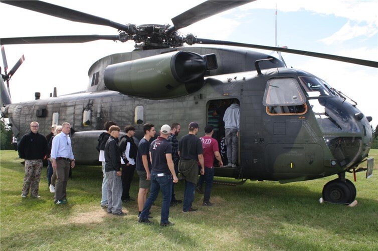 Auch im Transporthubschrauber Sikorsky CH 53 durften die Besucher einmal Platz nehmen und das Interieur bestaunen.