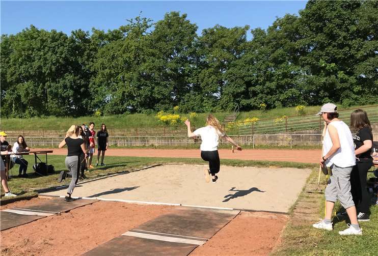 Auch im Weitsprung wurde sich gemessen.