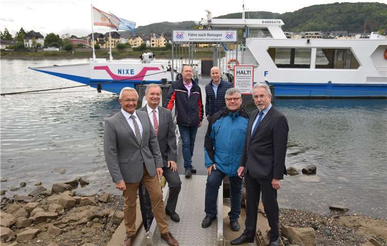 Auch im kommenden Jahr ist der Weiterbetrieb der Personenfähre „Nixe“ gesichert. Die „Nixe“ verkehrt somit auch weiterhin nach dem gewohnten Fahrplan zwischen Erpel und Remagen. Das Foto zeigt von links nach rechts: Landrat Achim Hallerbach, Unkels Verbandsbürgermeister Carsten Fehr, Ortsbürgermeister Günter Hirzmann, Geschäftsführer der Rheinfähre Linz-Kripp, Udo Scholl, 1. Kreisbeigeordneter Michael Mahlert und Verwaltungsratsvorsitzender der Rheinfähre Linz-Kripp, Dr. Hans-Georg Faust.Foto: Kreisverwaltung Neuwied