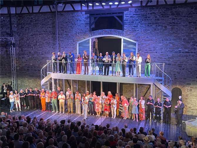 Auch im letzten Jahr war die Abschiedsgala der Burgfestspiele ein absolutes Highlight und ein toller Abschluss der Spielzeit 2024. Foto: Julia Manstein/Burgfestspiele Mayen