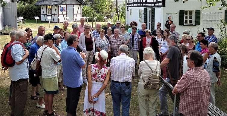 Auch im neuen Jahr will das Forum Soziale Gerechtigkeit wieder viele Menschen im Westerwald zusammenbringen und sich mit ihnen für eine sozial gerechtere Politik einsetzen – wie hier bei der Raiffeisentour zu den Wirkungsstätten des großen Westerwälder Sozialreformen.Foto: privat