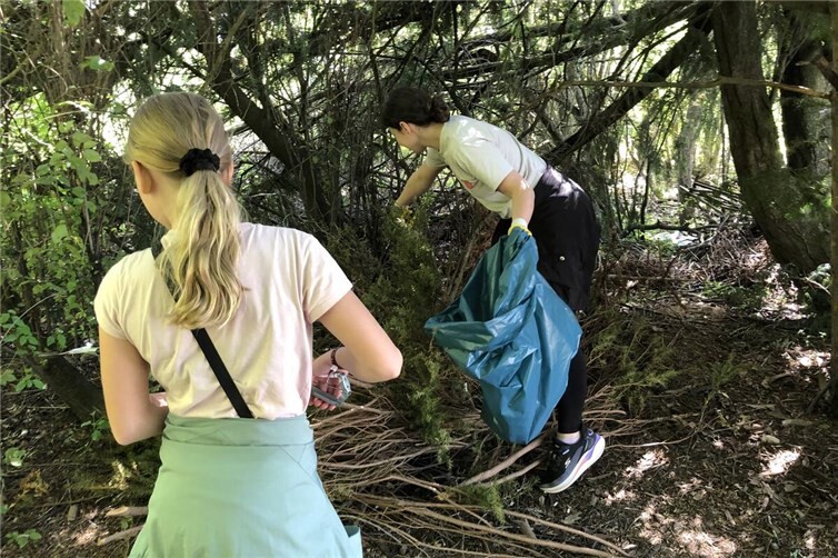 Auch im umliegenden Wäldchen wurde gesammelt